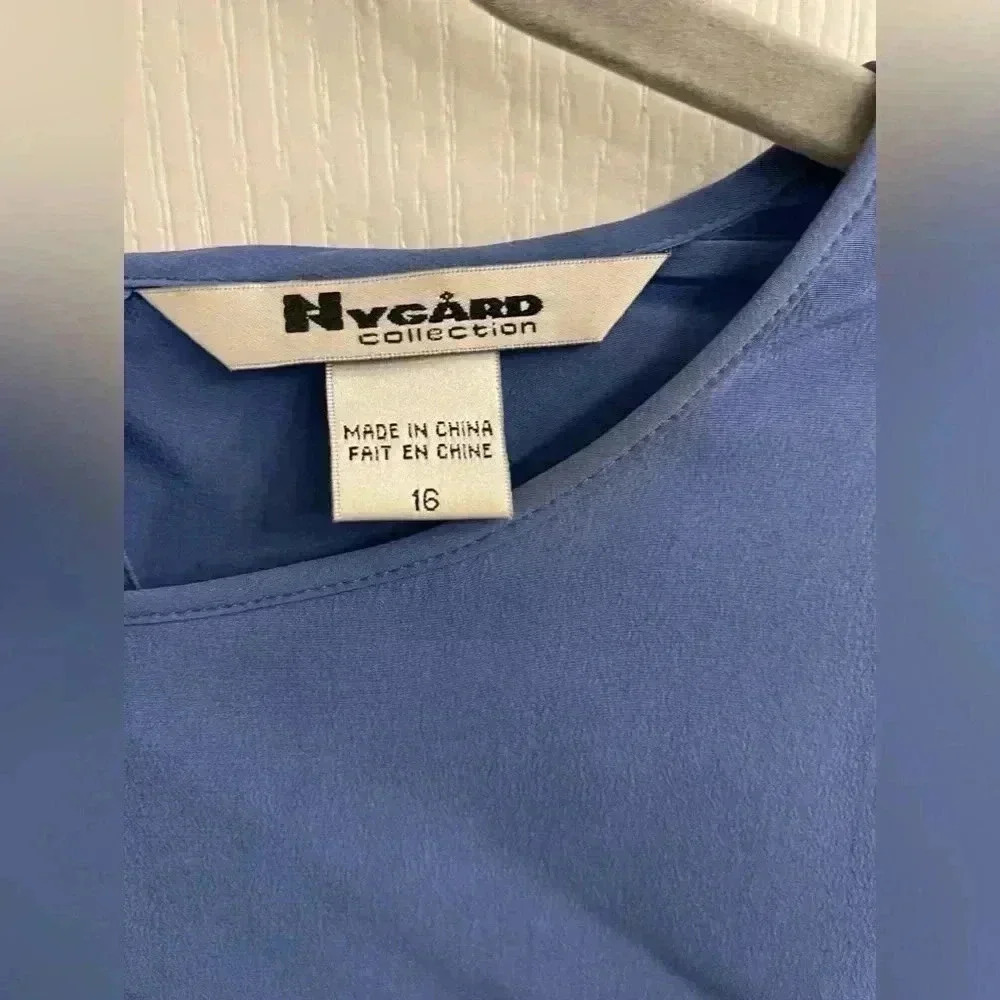 Peter Nygard Overlay Top Under - Picture 4 of 6